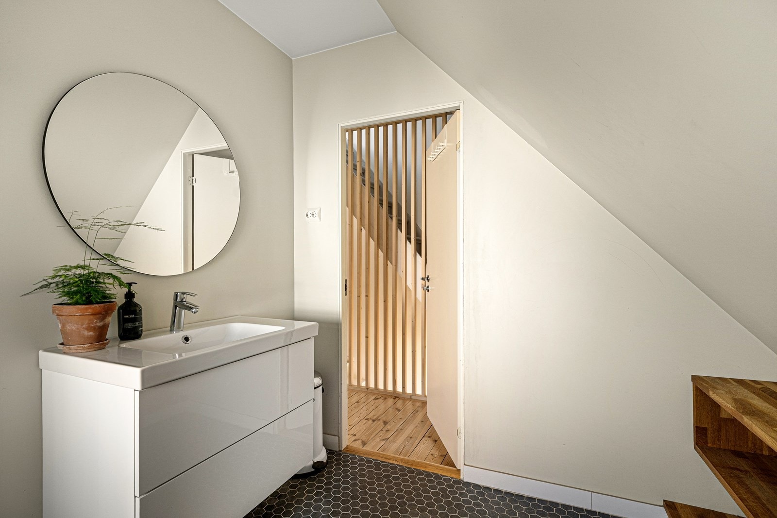 Badet er elegant flislagt med varmekabler i gulvet, og delvis flislagte vegger. Galleribilde