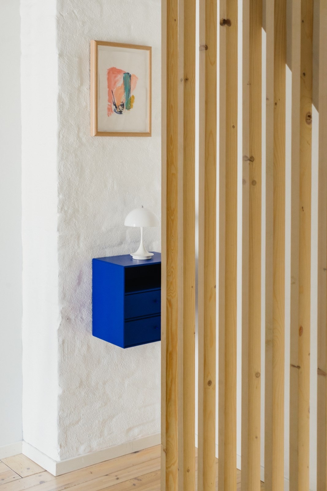 Boligen har to gode soverom, begge plassert i 2. etasje, noe som gir en praktisk og familievennlig løsning. Galleribilde