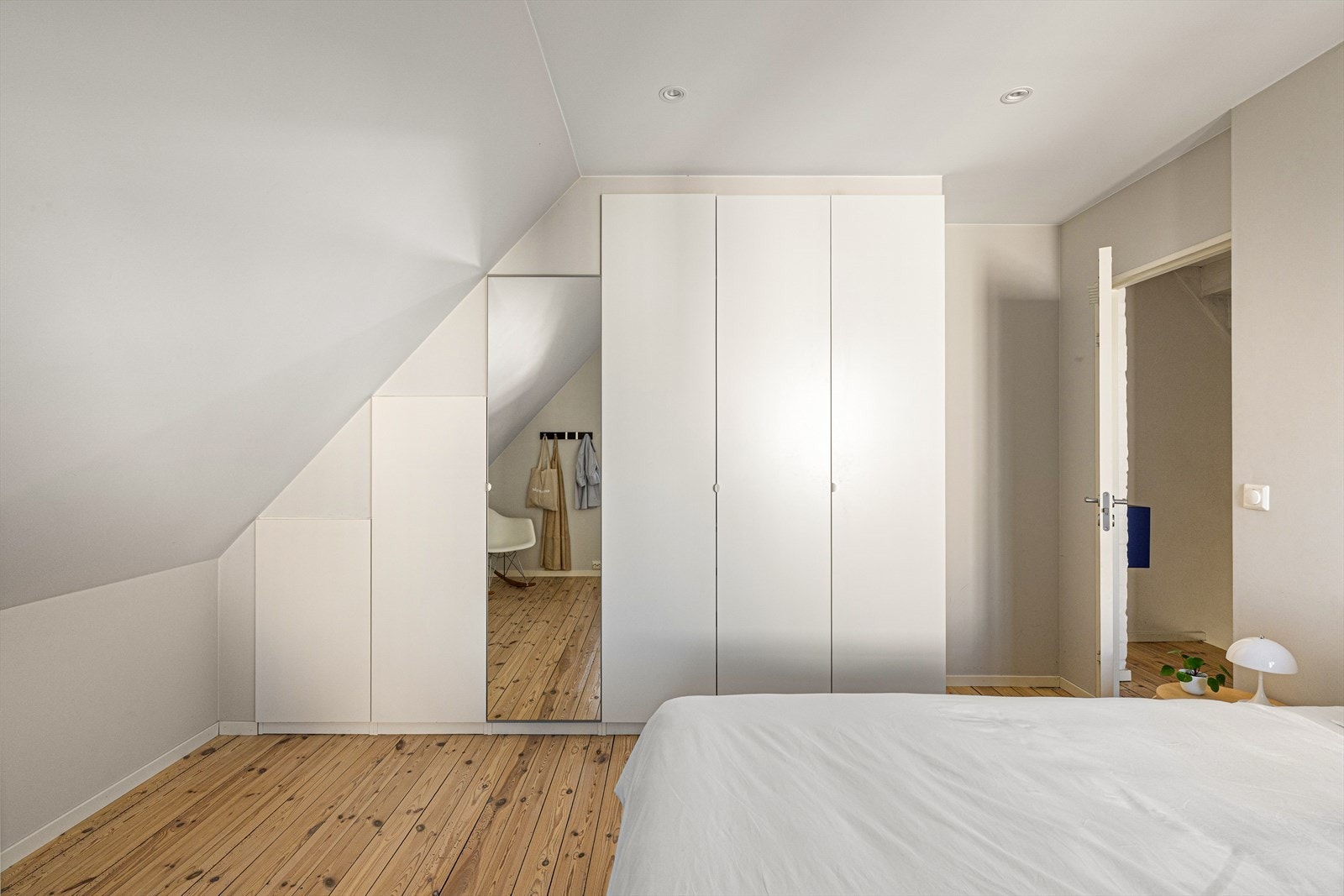 Innebygget garderobeskap som gir rikelig med oppbevaringsmuligheter. Galleribilde