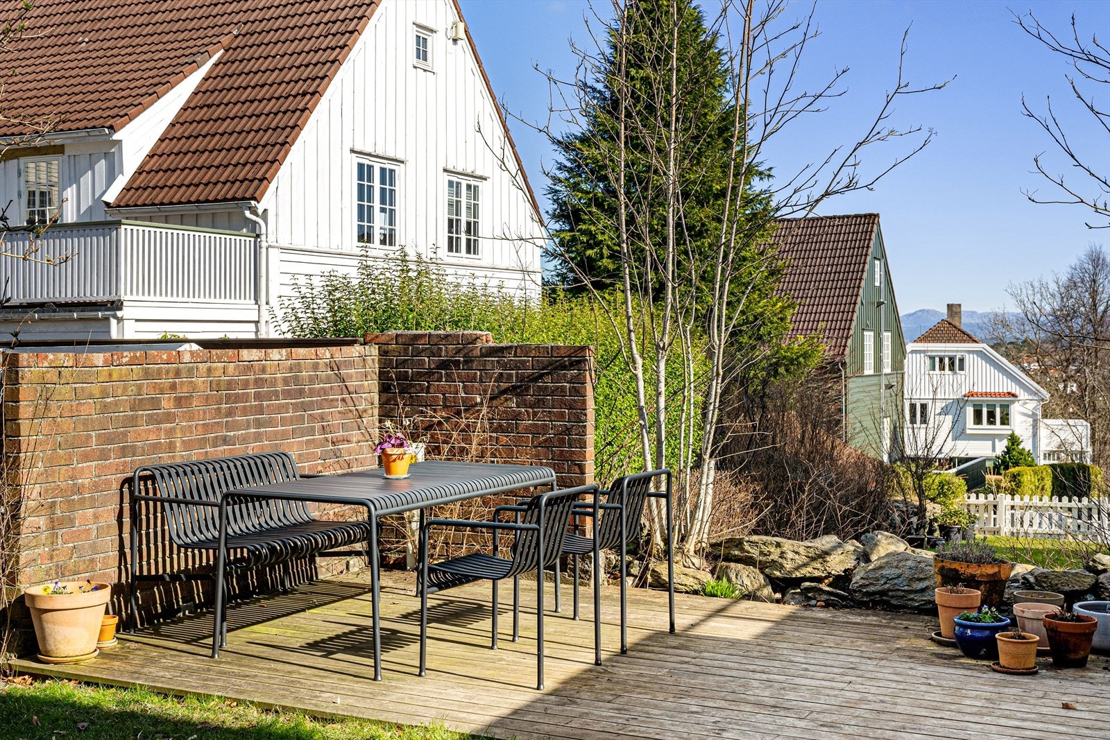 Trivelig markterrasse i bakkant av boligen med plass til ønsket utemøblement. Galleribilde