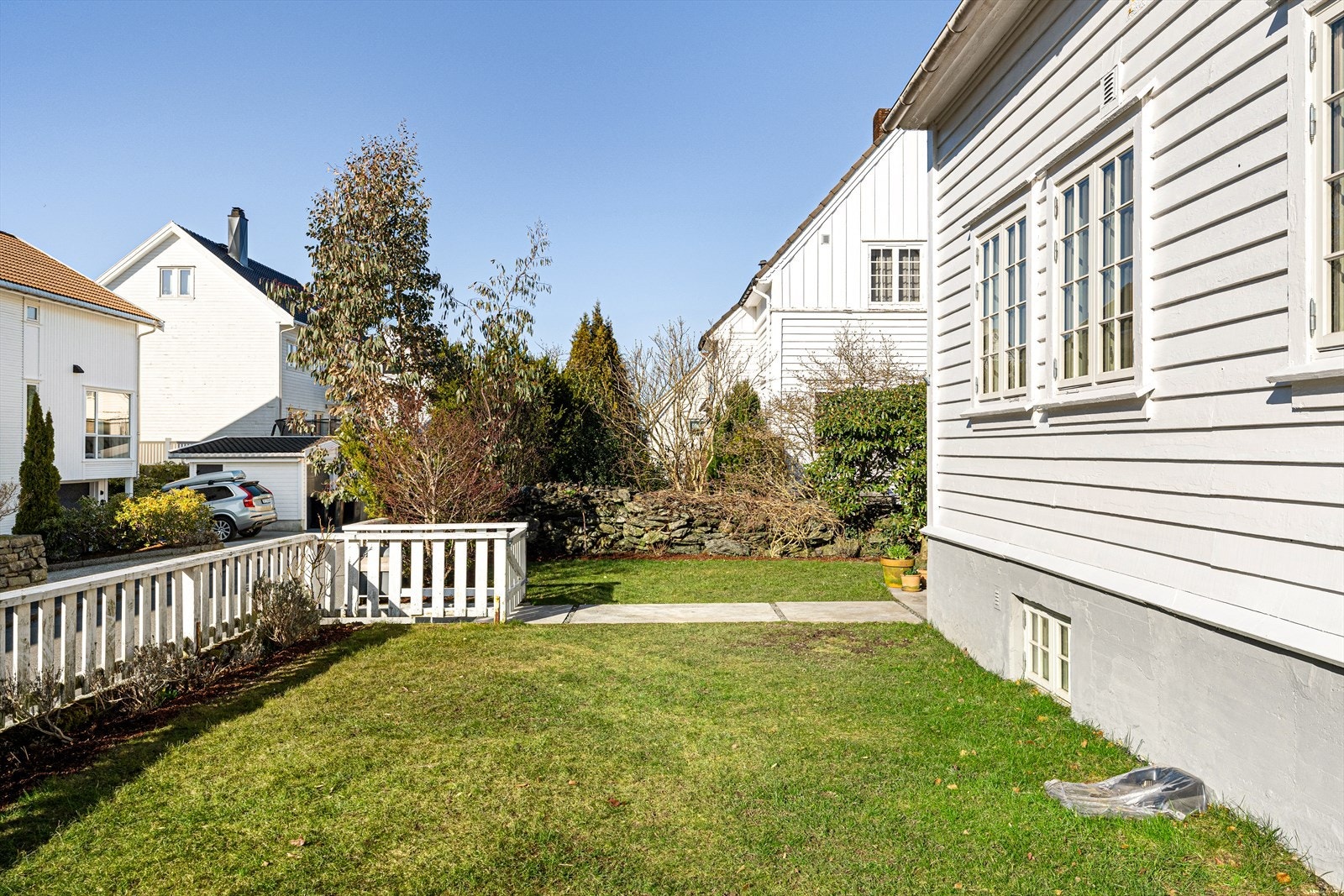 Eiendommen har pent opparbeidet og solfylt uteområde rundt boligen. Galleribilde