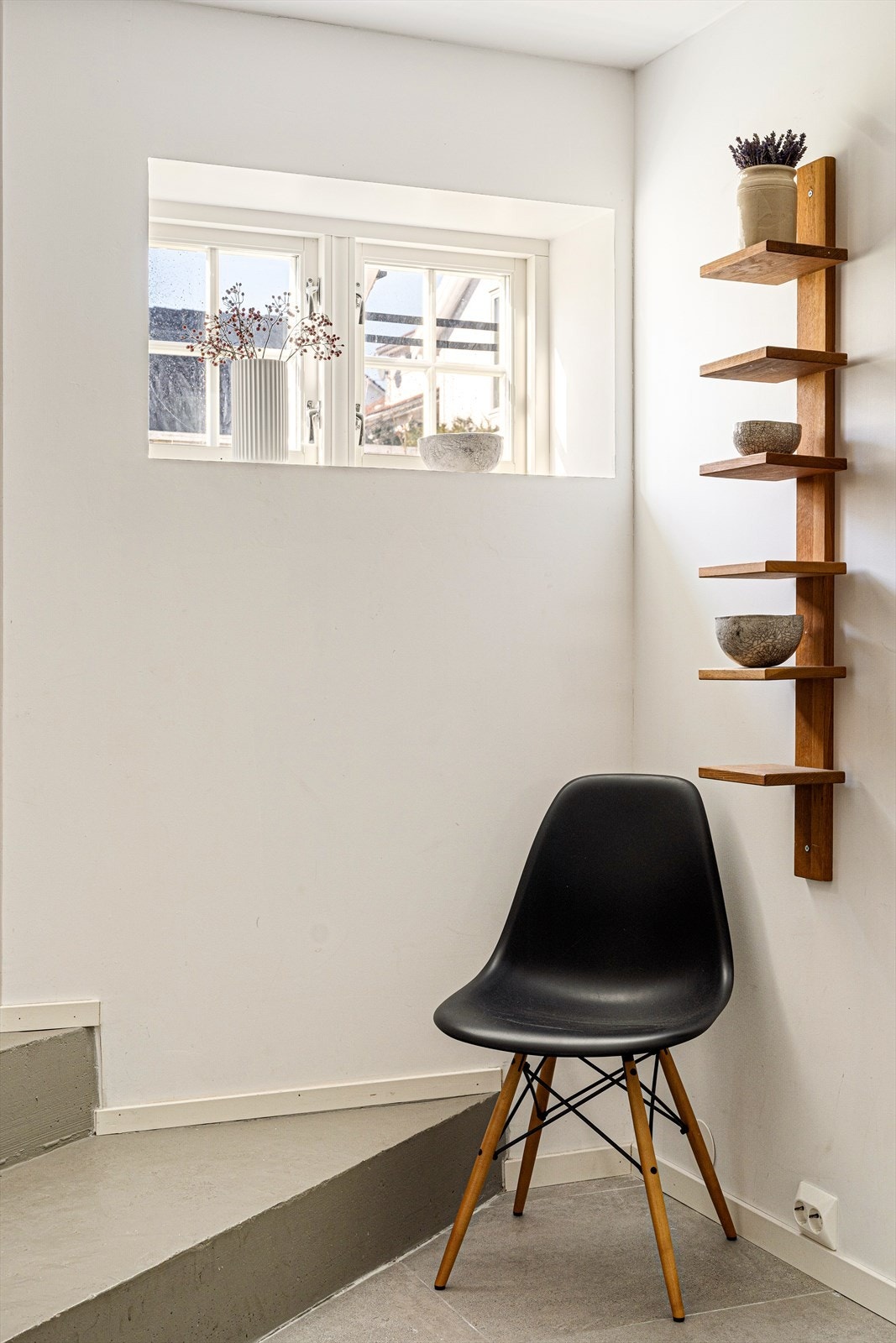 Ned i kjelleretasjen finner man bad, vaskerom/inngangsparti og innvendig bod. Galleribilde