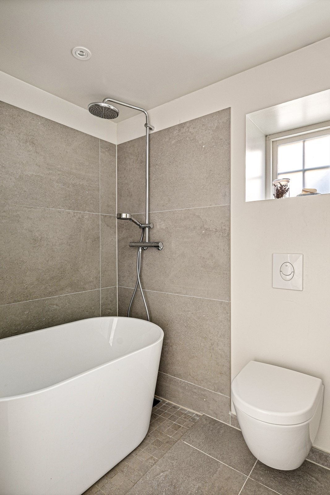 Badet er innredet med vegghengt toalett, servant i baderomsmøbel og herlig badekar med dusj. Det er enkelt å bytte badekaret ut med dusjvegger, om ønskelig. Galleribilde