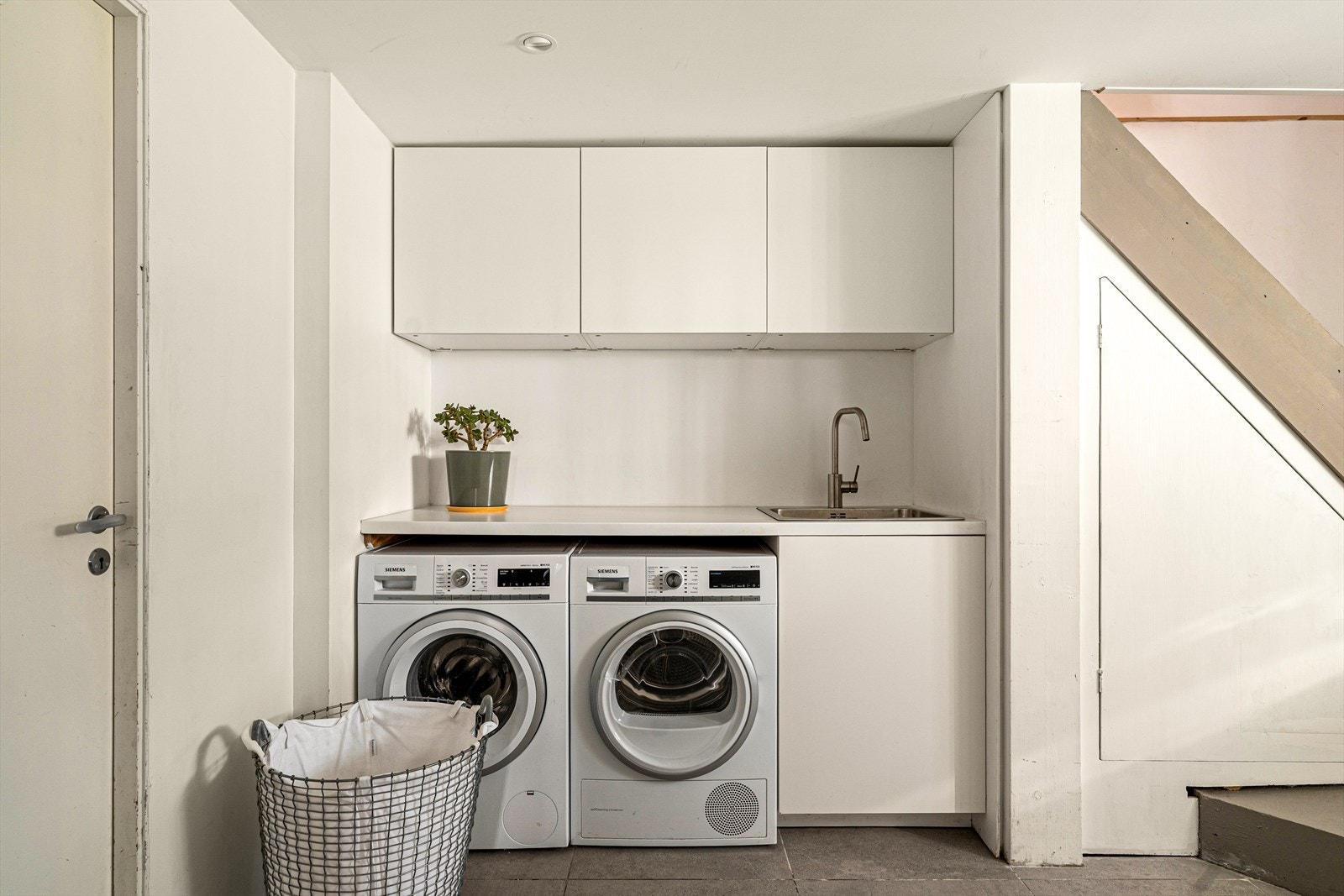 Inngang/vaskerom har en meget praktisk løsning, som nok mange vil sette pris på i hverdagen. Galleribilde