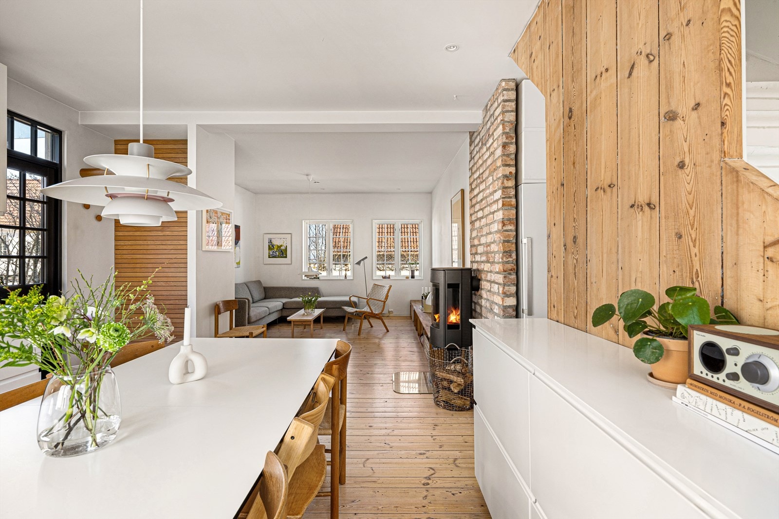 Boligen ligger i en av få hagebyer i Stavanger, og er tegnet av stadsarkitekt Johannes Westby på tidlig 1900-tallet. Galleribilde