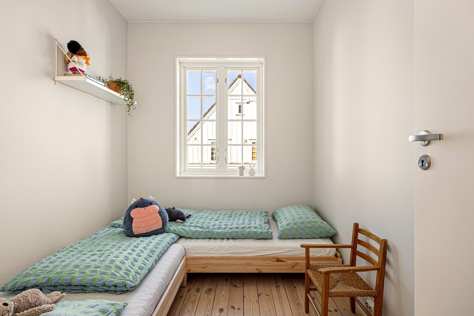 Soverom nr. 2 er smart utnyttet med to senger, noe som gir fleksible muligheter for både soveplass og oppbevaring. Sengen ved vinduet er en vanlig enkeltseng. Det har også stått en rammemadrass her tidligere på 120x200 cm. Galleribilde