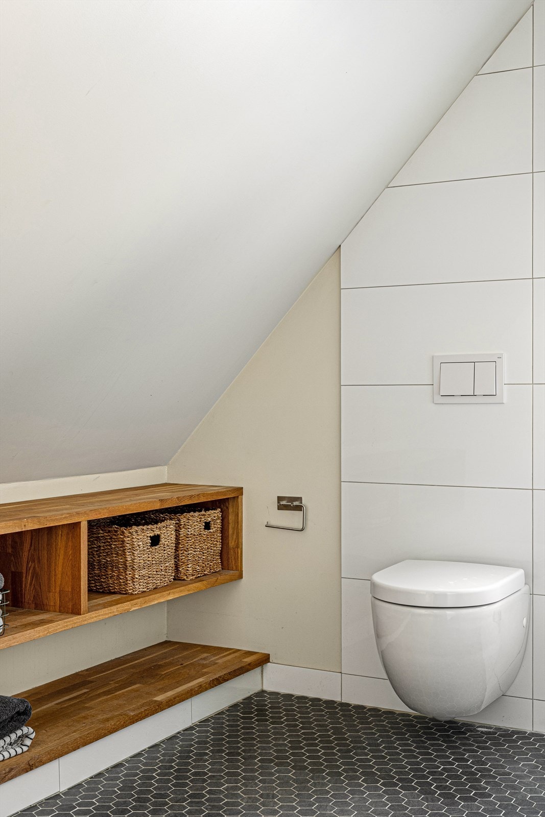 En stedbygget hylle gir smart oppbevaringsplass. Galleribilde