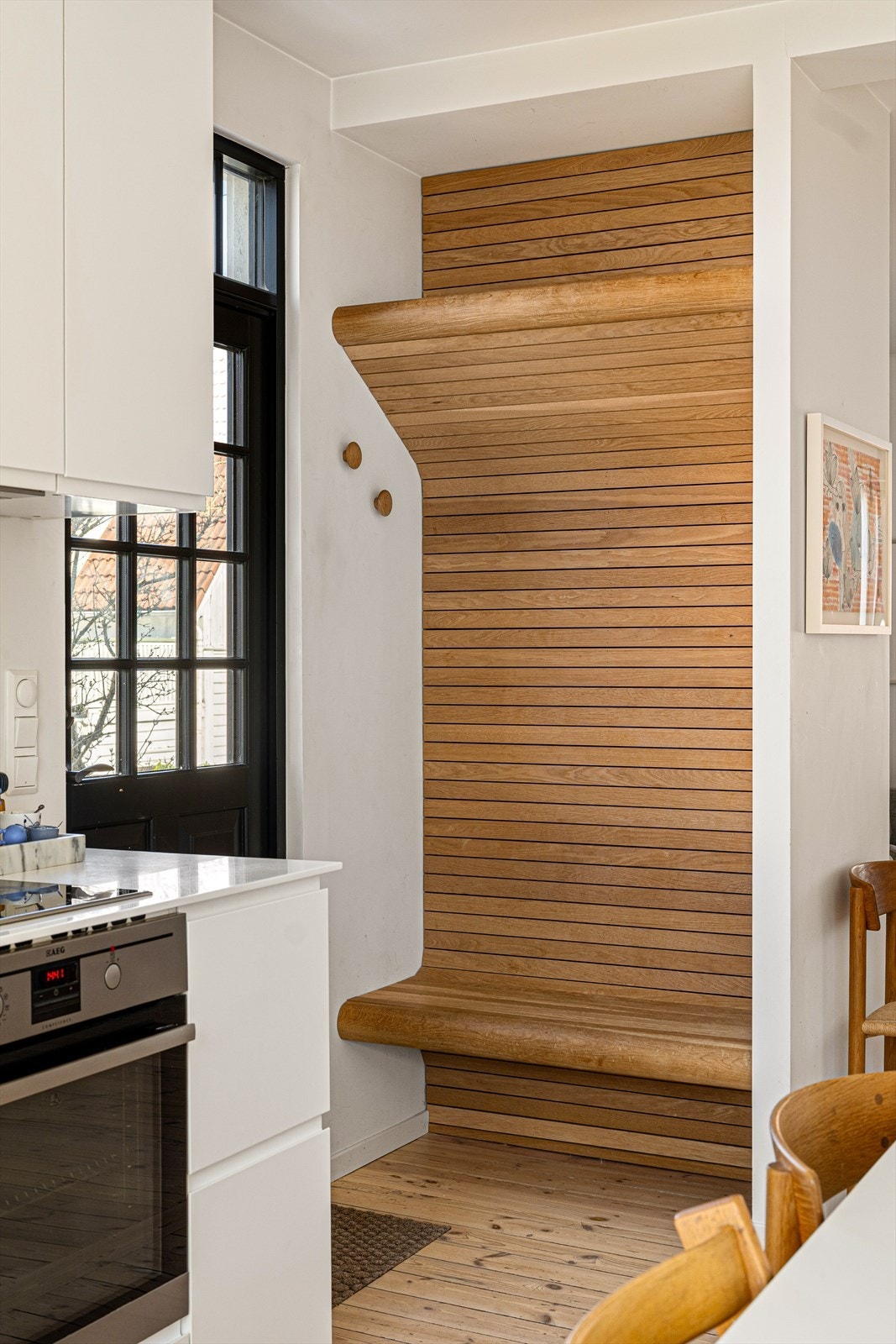 Hageinngang og gjesteinngang, med lekker stedbygget benkeløsning i eik. Galleribilde