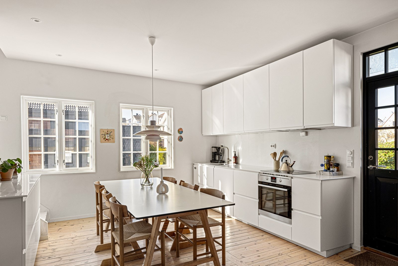 Kjøkkeninnredningen fra IKEA er moderne og tidløs i hvitt, med en stilren benkeplate av Corian, som er både slitesterk og lett å rengjøre. Galleribilde