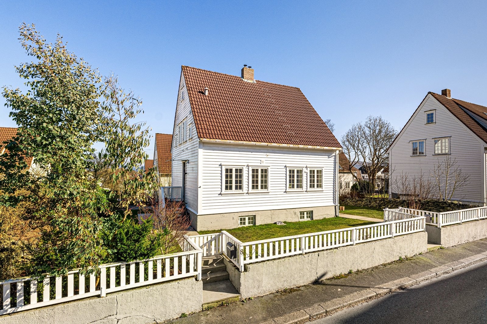 Velkommen til Friggs gate 8A! En nydelig del av vertikaldelt tomannsbolig med en usedvanlig sjarmerende og attraktiv beliggenhet på Våland. Galleribilde