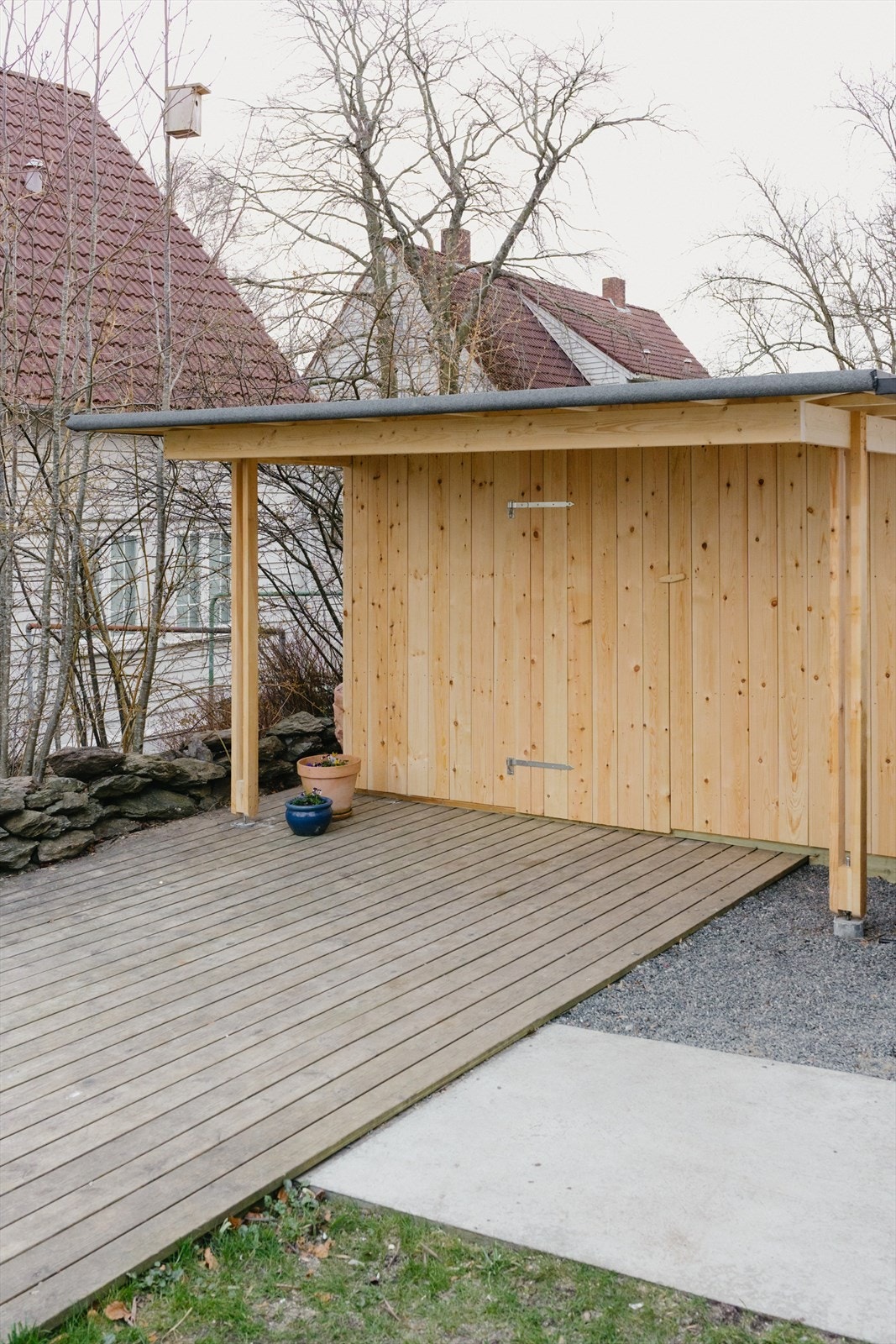 Det er bygget ny utvendig bod i 2025 med god plass til hageredskap, utemøbler etc. Denne er ca. 6 kvm. Galleribilde