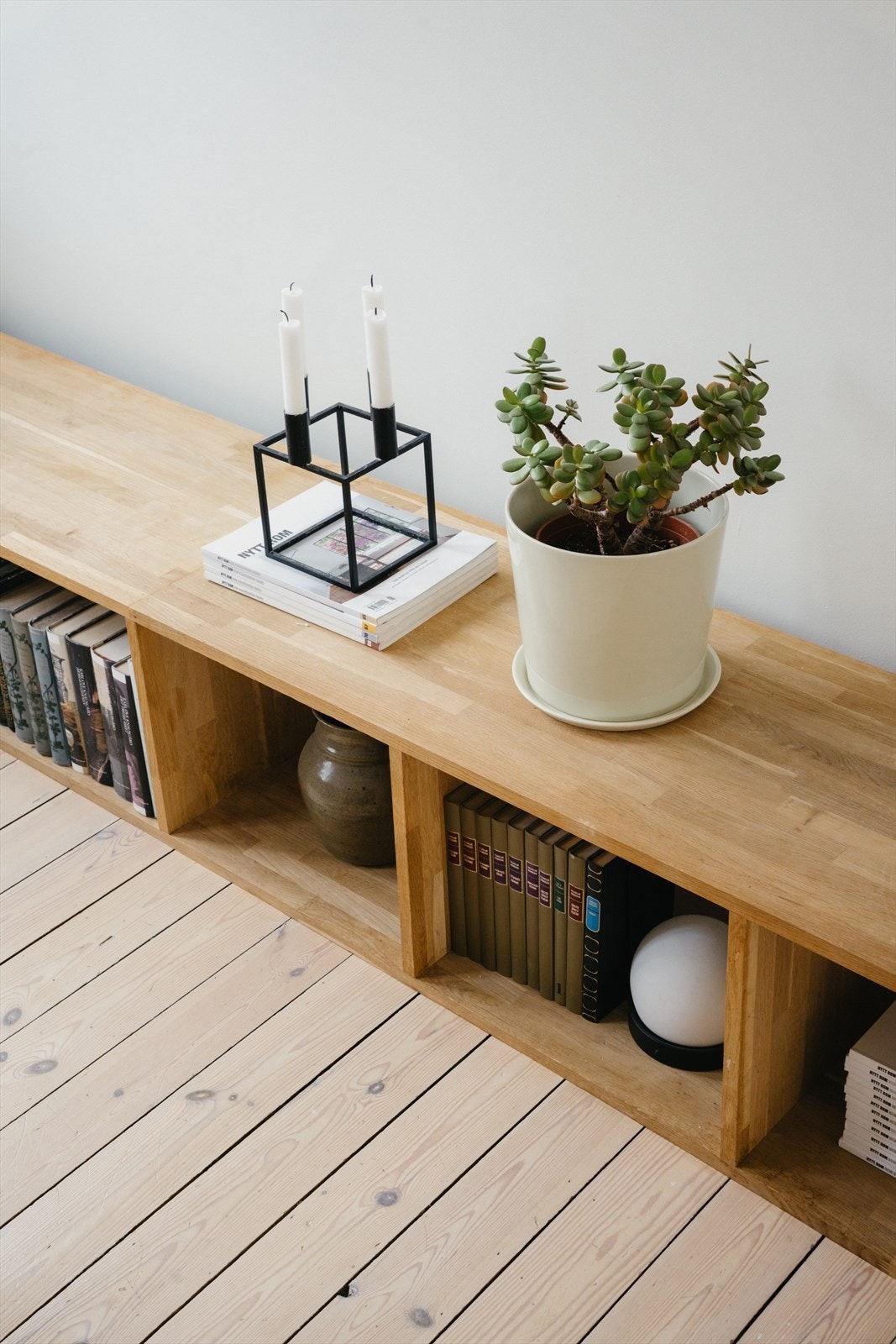 Det originale tregulvet er bevart, slipt ned og lysnet. Galleribilde