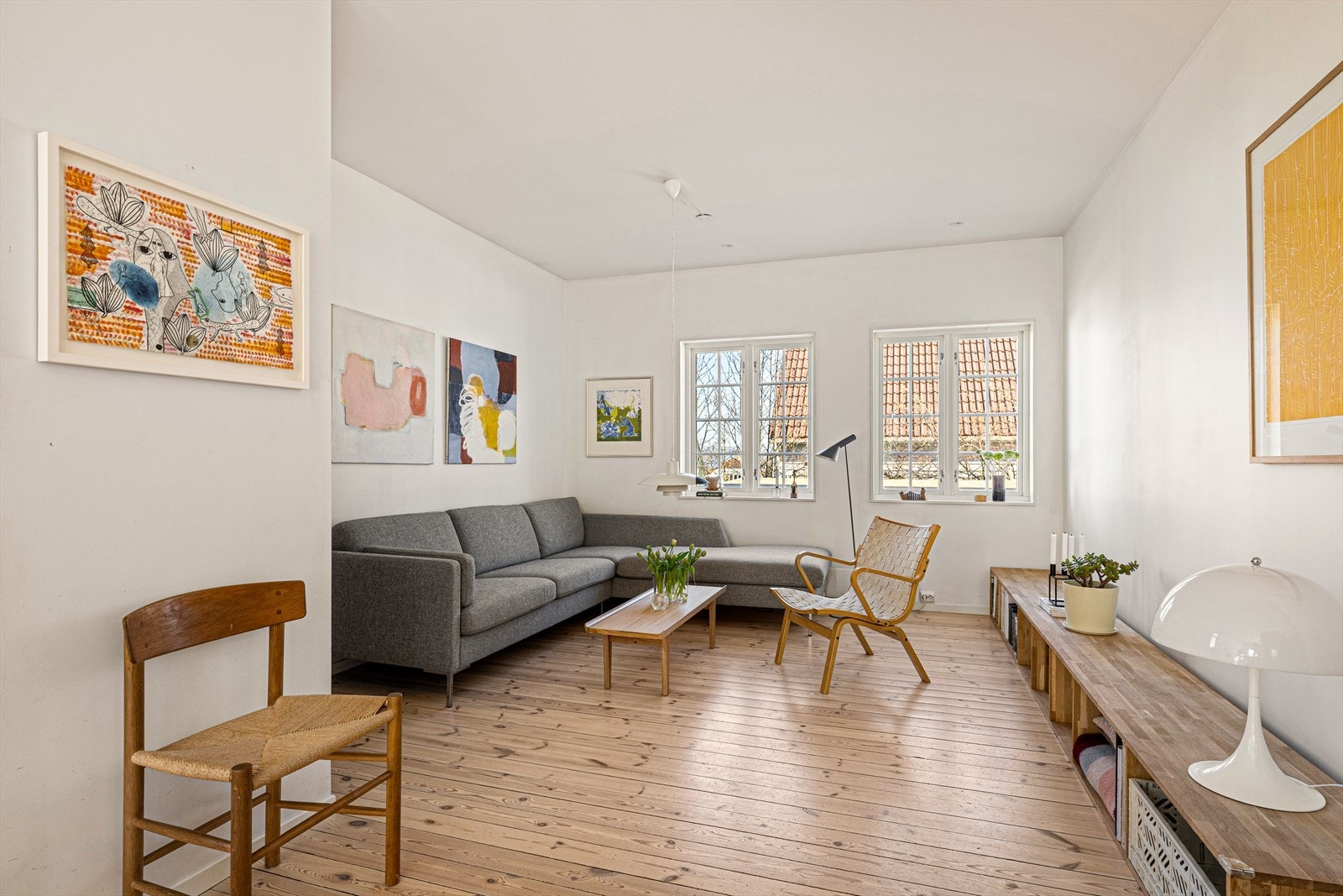 Stuen har en åpen løsning mot kjøkkenet, og det lyse, luftige allrommet har et fantastisk gjennomgående dagslys. Galleribilde