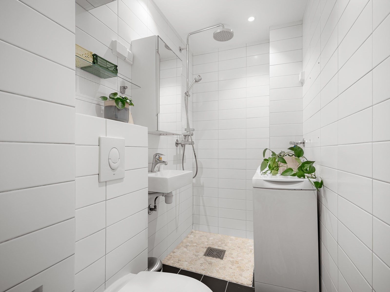 Leilighetens bad er moderne, lyst og innbydende. Badet ble pusset opp i 2010, og senere oppgradert i 2019 med termostatstyring, stikkontakter lys- og speilskap. Galleribilde