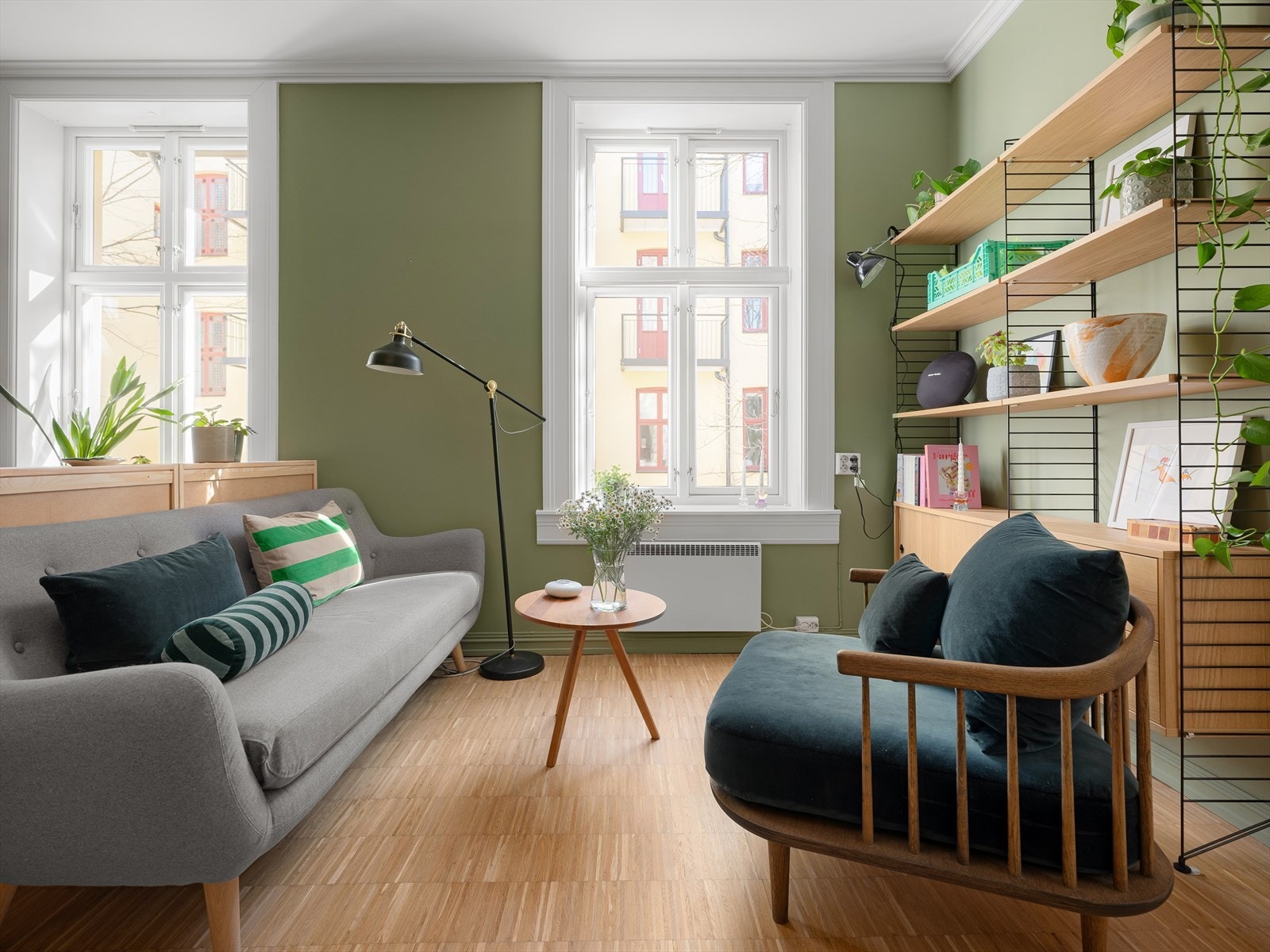 Her er takhøyden generøs og de store vinduene fra 2017 slipper rikelig med naturlig lys inn. De brede vinduskarmene fungerer utmerket som sitteplass når du har ekstra mange gjester på besøk! Galleribilde