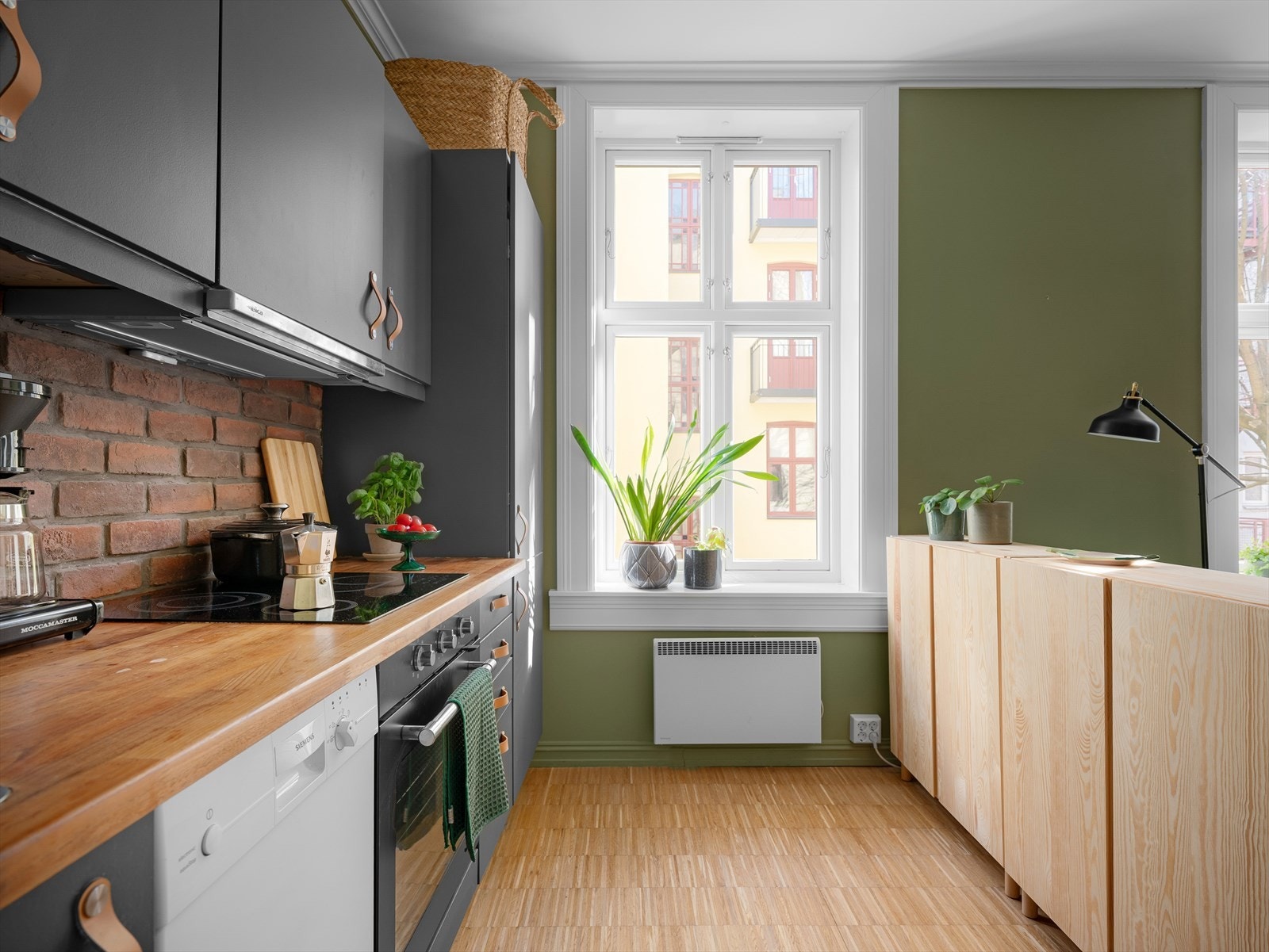 Det er ekstra oppbevaringsplass i flere frittstående IKEA skap. Disse fungerer som en praktisk romdeler og skaper et behagelig skille mellom de ulike sonene. Galleribilde