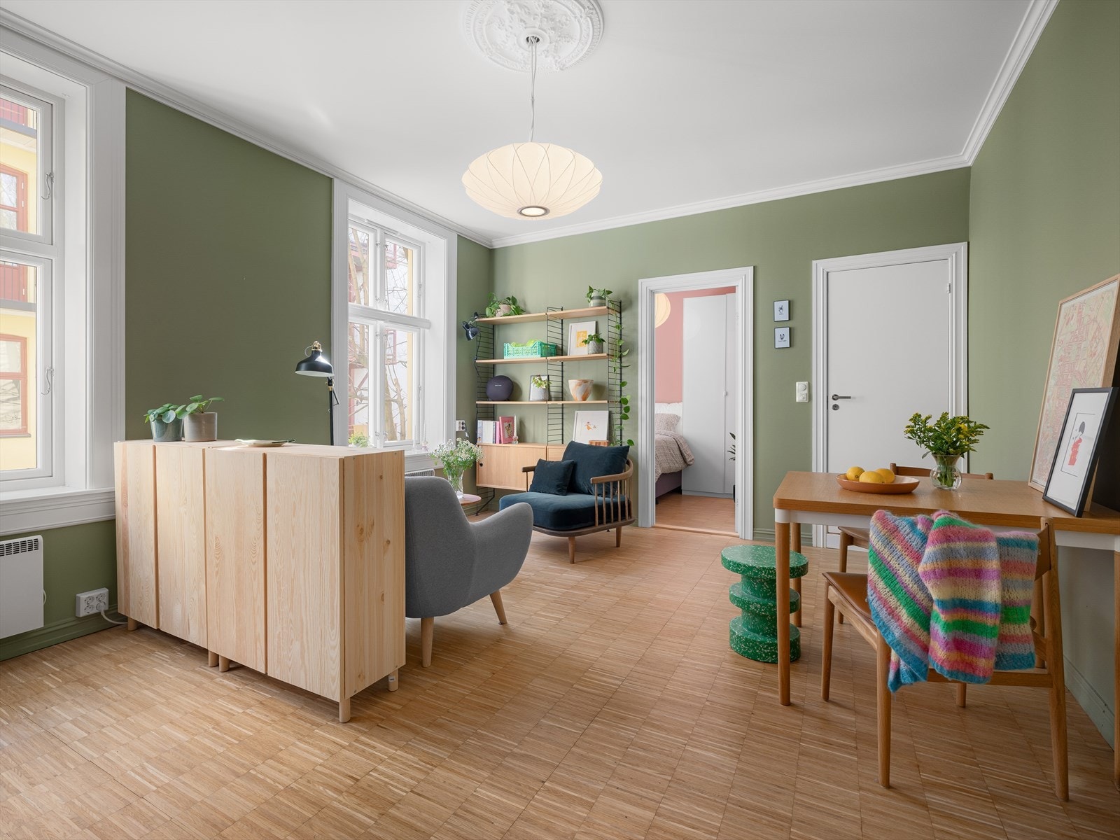 Den fine stuen vil begeistre deg. En vårlig grønn fargetone har funnet veien inn, og i kombinasjon med de fine parkettgulvene skaper dette en harmonisk og lun atmosfære i rommet. Galleribilde