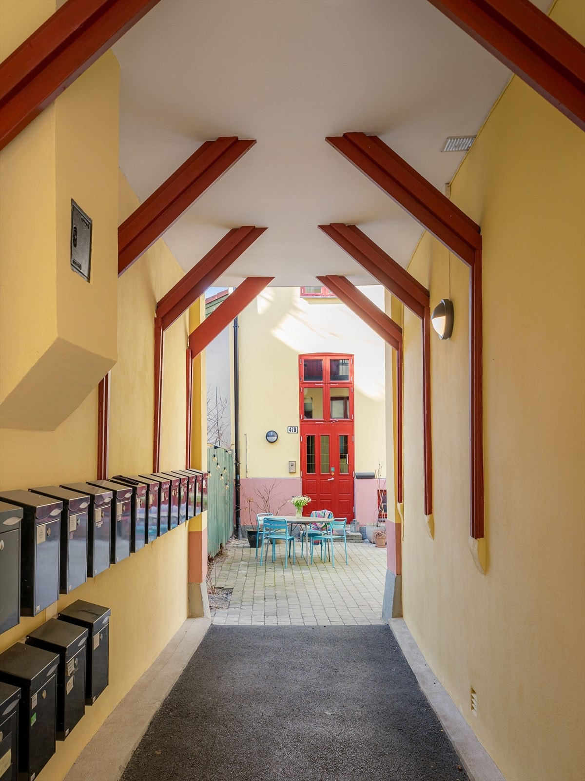 Borettslagets bakgård er skjermet, intim og koselig. Galleribilde