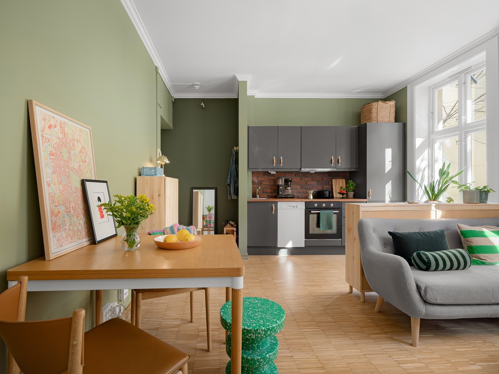 Det er god plass til et spisebord. Rundt eller kvadratisk? Det er opp til deg! Galleribilde