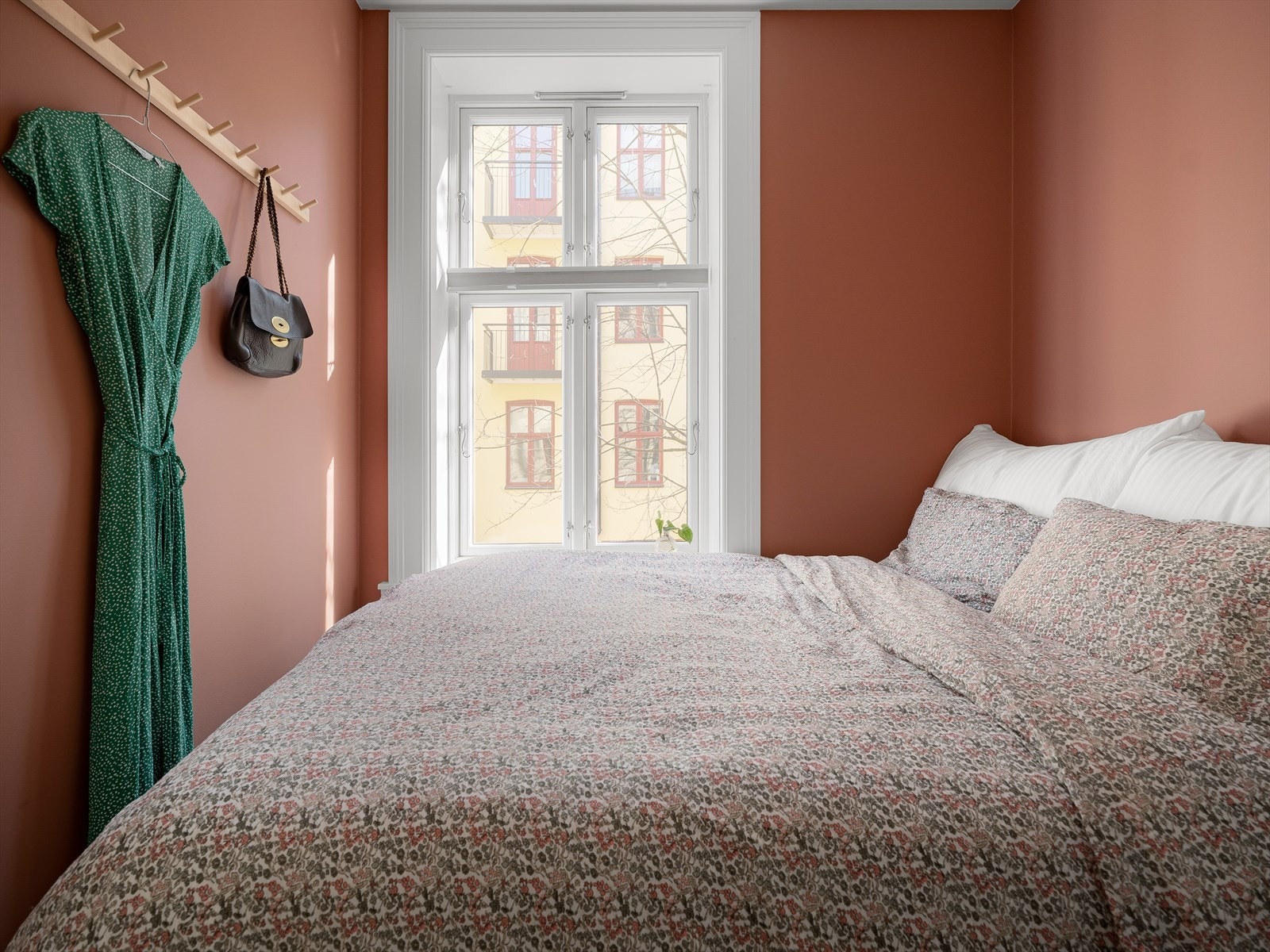 Beliggende helt skjermet for støy i indre gårdsrom glemmer du nesten at du bor midt i byen. Galleribilde