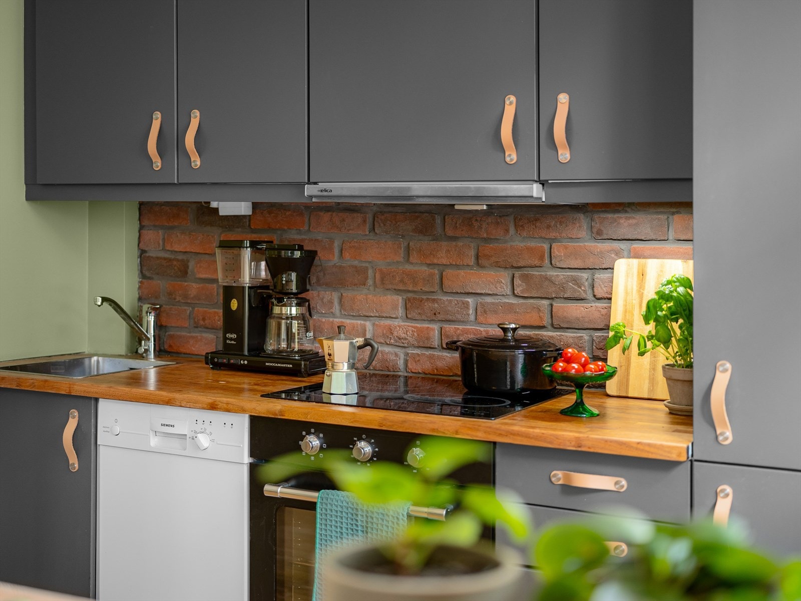 Integrert komfyr med keramisk platetopp og kjøl/frys. Frittstående oppvaskmaskin. Komfyrvakt ble montert i 2022. Galleribilde