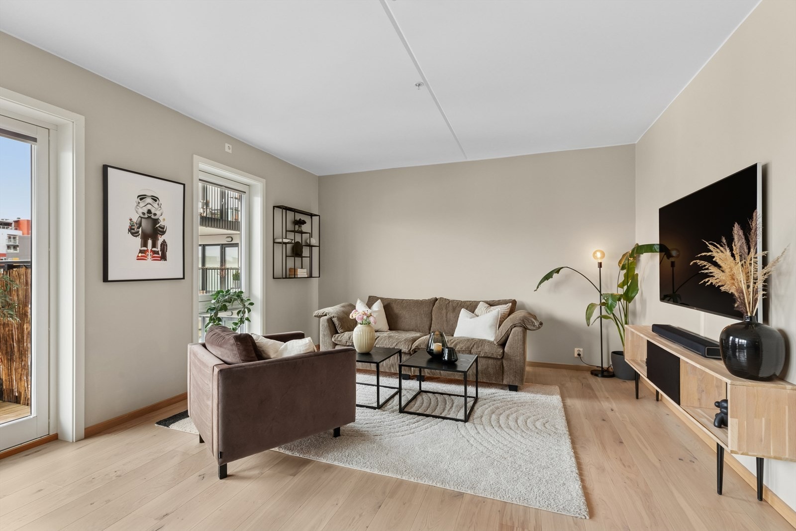 Stuen er inndelt i ulike soner. Her er det god plass til sofagruppe og tv-møblement Galleribilde