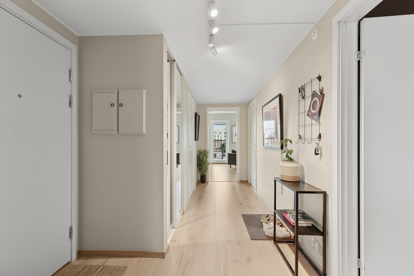 Entreen er utstyrt med skyvedørsgarderobe og innvendig bod Galleribilde