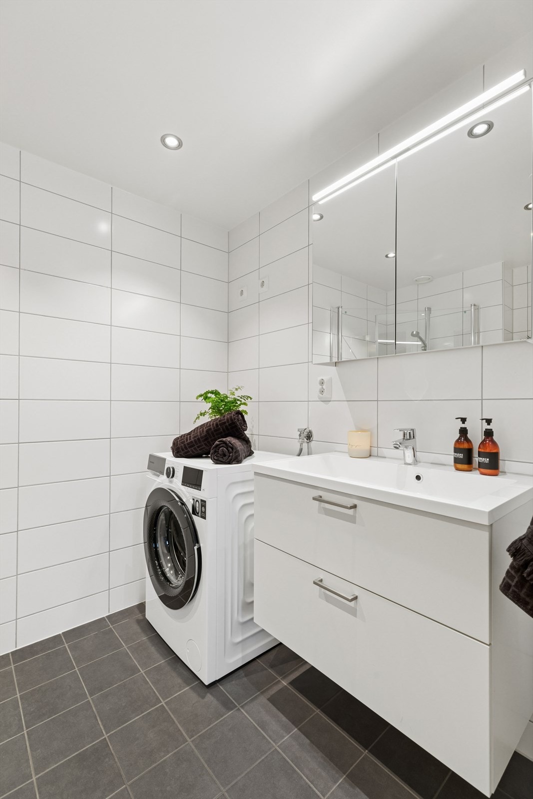 Leiligheten er utstyrt med to store flislagte bad Galleribilde