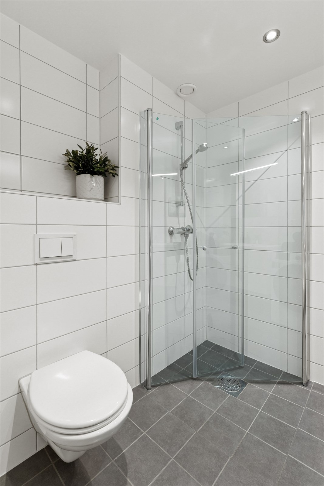 På hovedbadet får du dusj med innfellbare dusjvegger, vegghengt toalett og opplegg for vaskemaskin Galleribilde