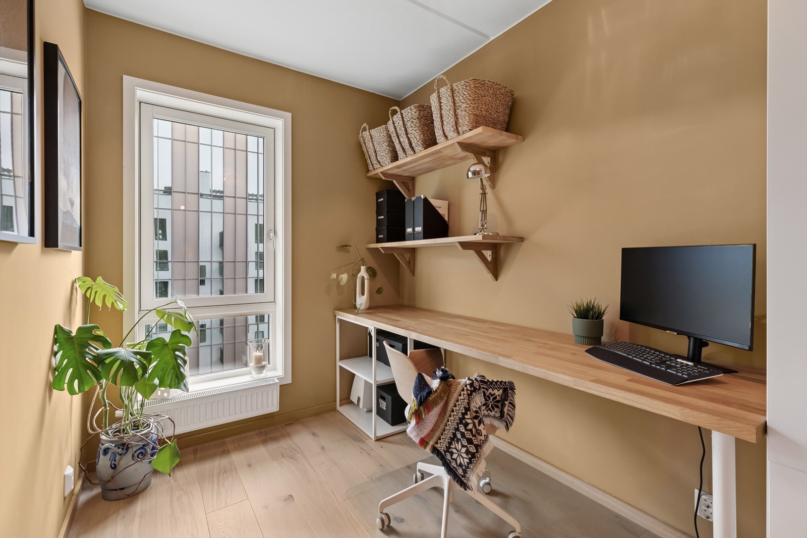 Soverommet er i dag innredet som kontor men kan enkelt gjøres omtil barnerom Galleribilde