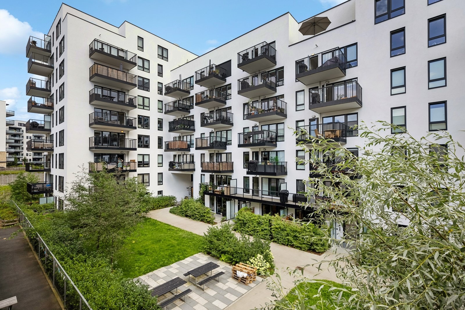 Borettslaget disponerer et flott og frodig felles bakgård Galleribilde