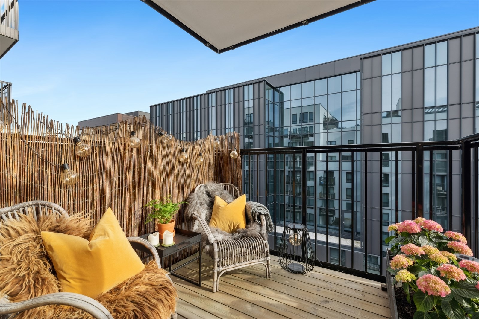 Fra hovedsoverommet kommer du ut til den luftige balkongen med morgensol Galleribilde