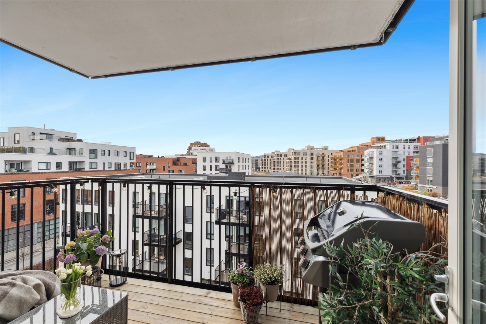 Fra stuen er det utgang til en solrik balkong på 8m2 Galleribilde