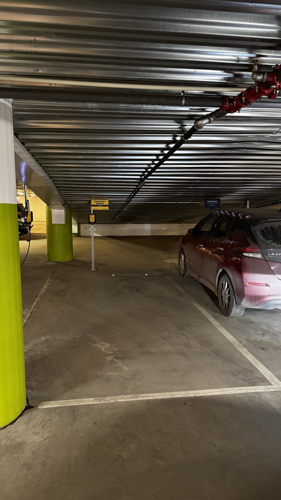 Det medfølger parkering i lukket garasjeanlegg. Lademulighet med ladeabonnement fra Aneo Galleribilde