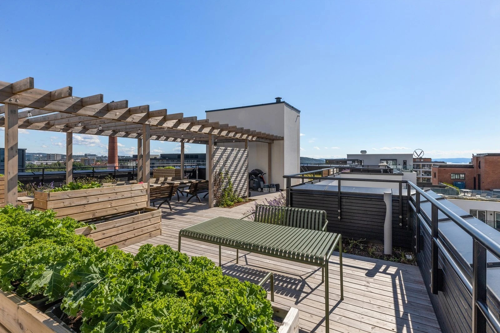 På taket er det en felles takterrasse med sol hele dagen Galleribilde