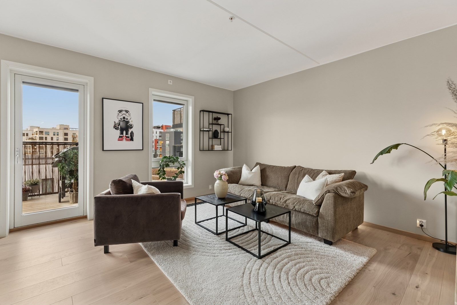 Leiligheten er malt i behagelige fargertoner og har rikelig med lysinnslipp Galleribilde