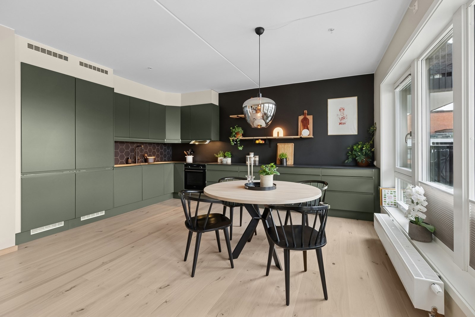 Selger har utvidtet kjøkkenet. Her får du rikelig med både benkeplass og oppbevaring Galleribilde