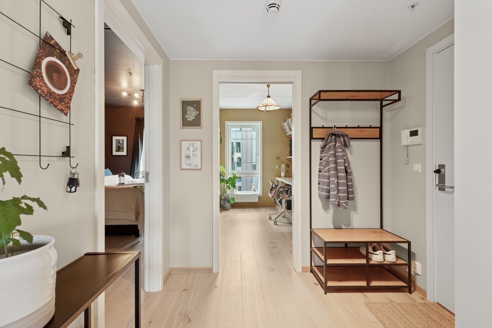 I entreen er det god plass til å henge fra seg klær og sette fra seg sko Galleribilde