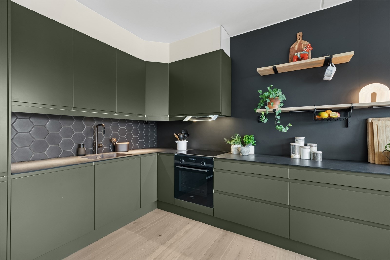 Lekkert Sigdal kjøkken med integrerte hvitevarer Galleribilde