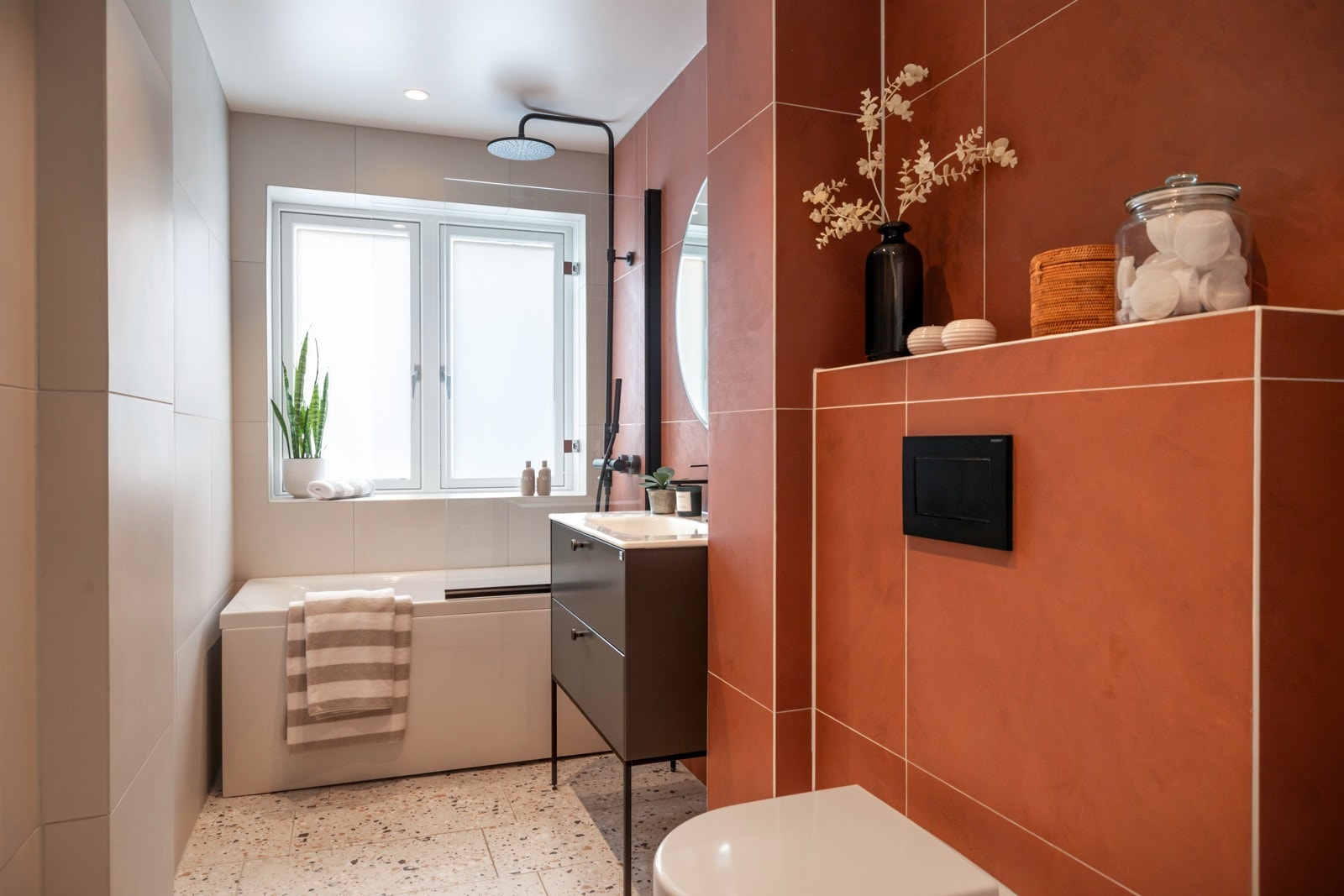 Leiligheten har et pent bad som ble pusset opp i 2021. Under oppussingen av badet ble det lagt nye rør, samt nye hovedavløpsrør Galleribilde