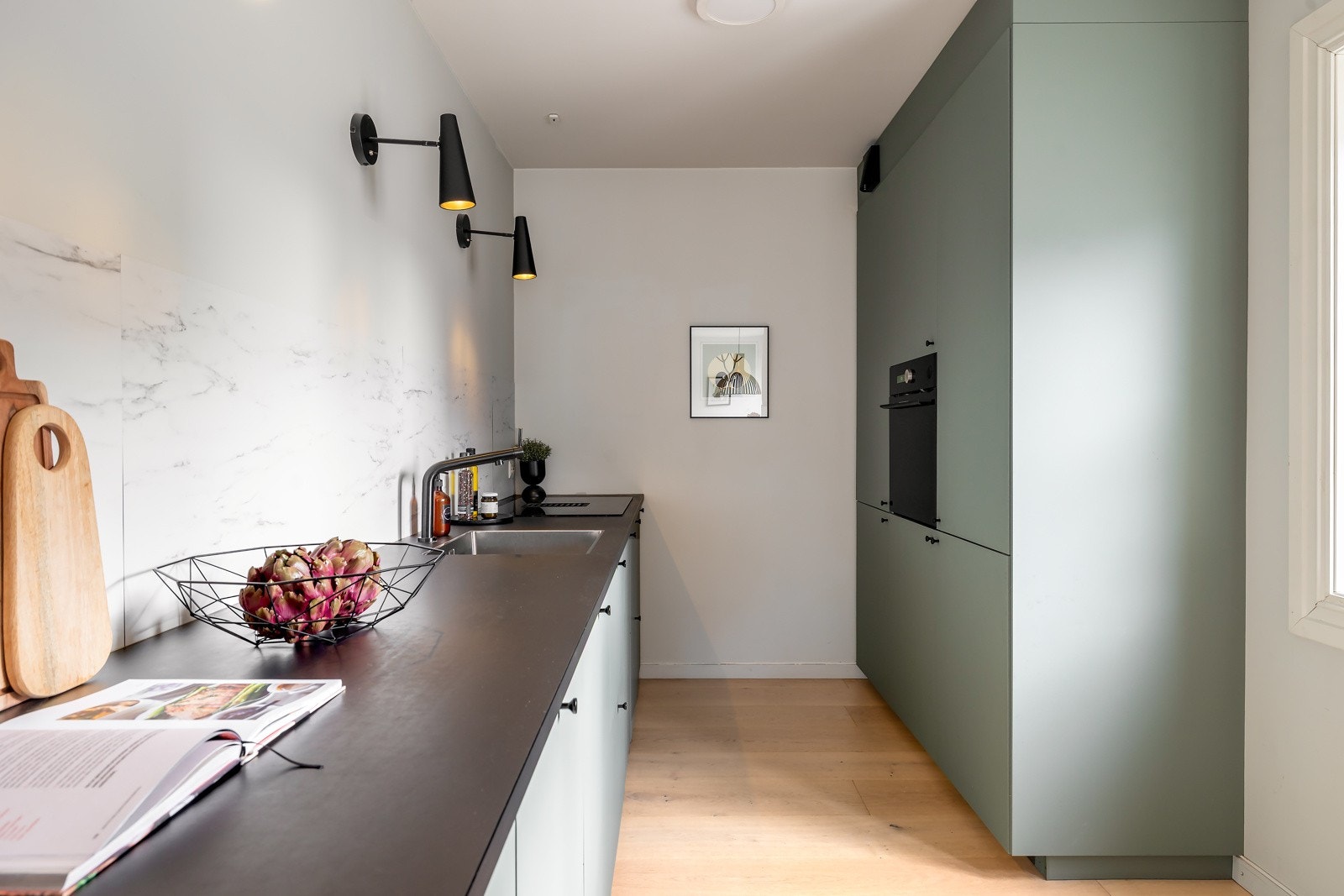 Integrerte hvitevarer består av induksjonstopp, komfyr, kjøl/frys og oppvaskmaskin. Alle integrerte hvitevarer medfølger i handelen Galleribilde