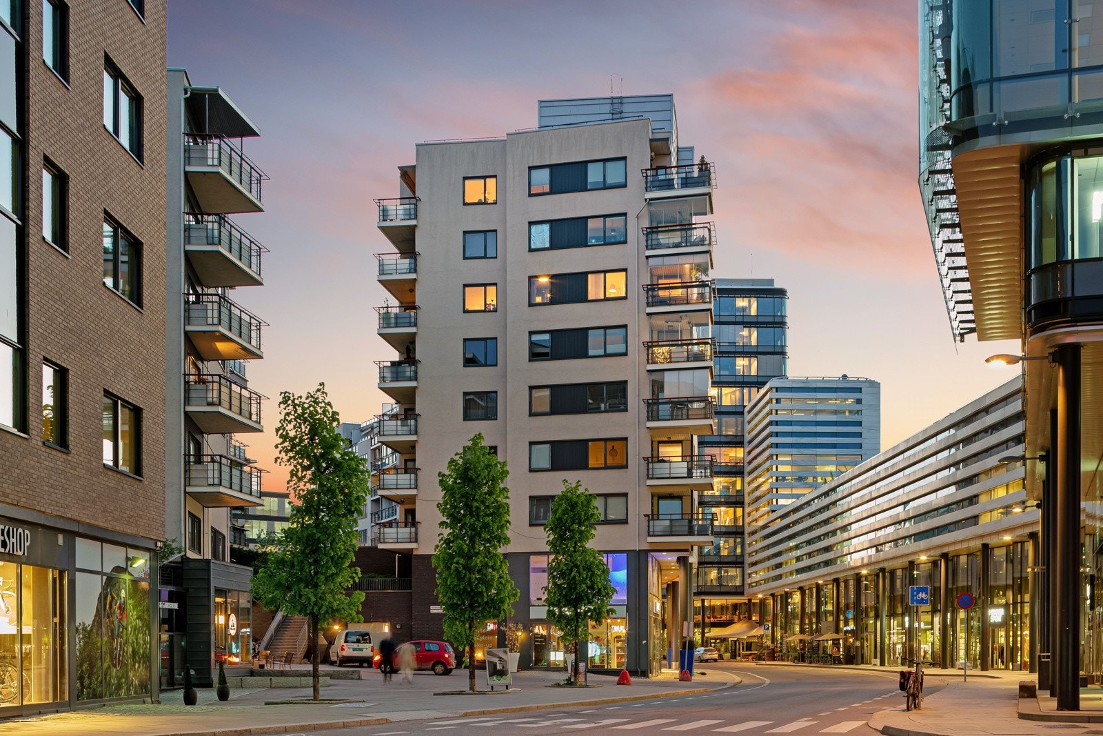 Karenslyst allé fremstår som en av byens mest ekspanderende og populære gater med et rikt og spennende utvalg av mote, interiør, kafér og spisesteder Galleribilde