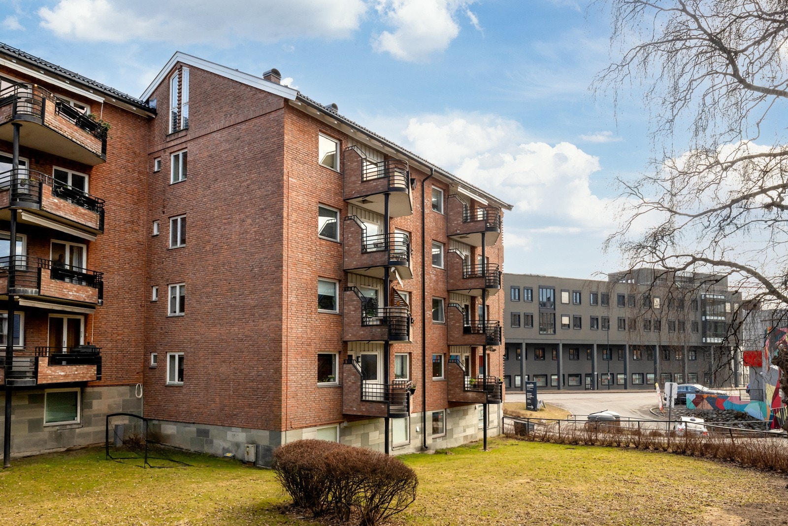 Fellesområdene er barnevennlige, og byr på godt med boltreplass for hele familien. Her er det blant annet gressplen med benker, lekeplass og grill Galleribilde
