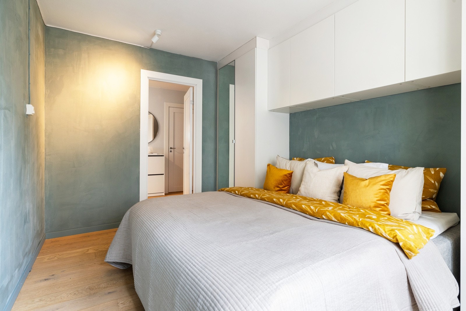 En garderobe rammer inn sengen og bidrar til godt med lagringsplass Galleribilde