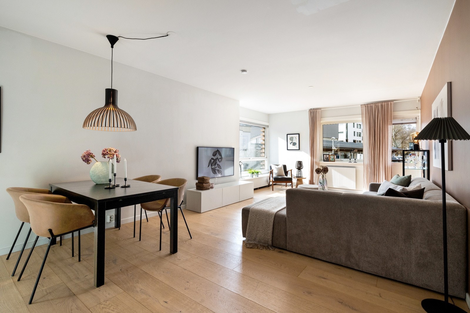 Velkommen til en lys og lekker 4-roms selveier med sentral beliggenhet på Hoff/Skøyen Galleribilde