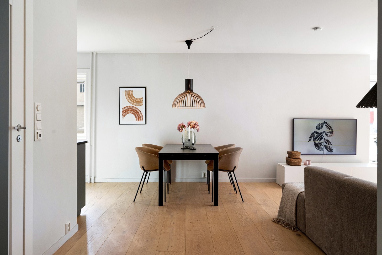 Det ble lagt enstavs parkett i 2021. Samme år ble veggene sparklet Galleribilde