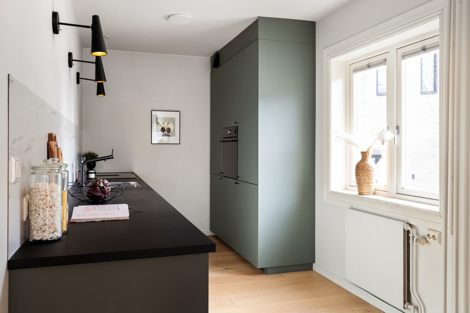 Kjøkkeninnredningen har glatte fronter og det er benkeplater i laminat Galleribilde