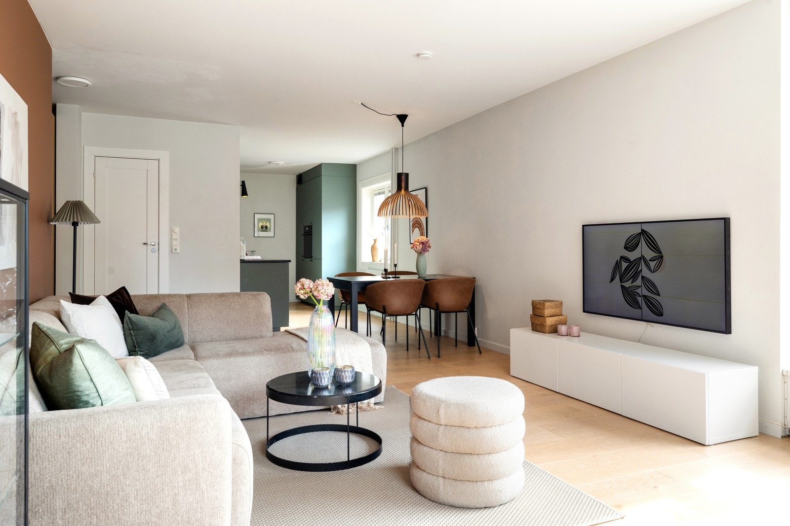 Her er det god plass til en sofagruppe med tilhørende møblement Galleribilde