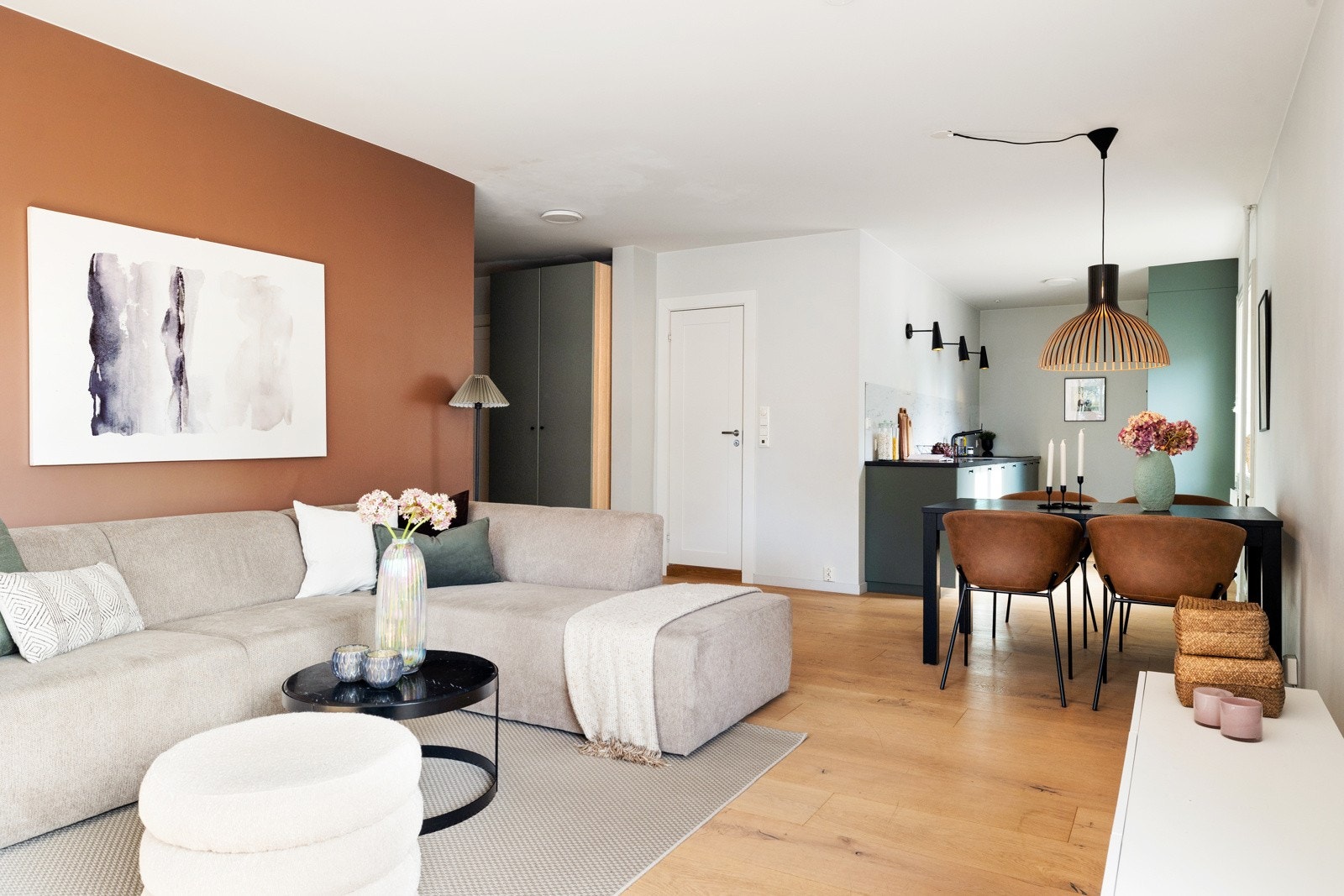 Spisebordet får sin naturlige plass mellom stuen og kjøkkenet Galleribilde