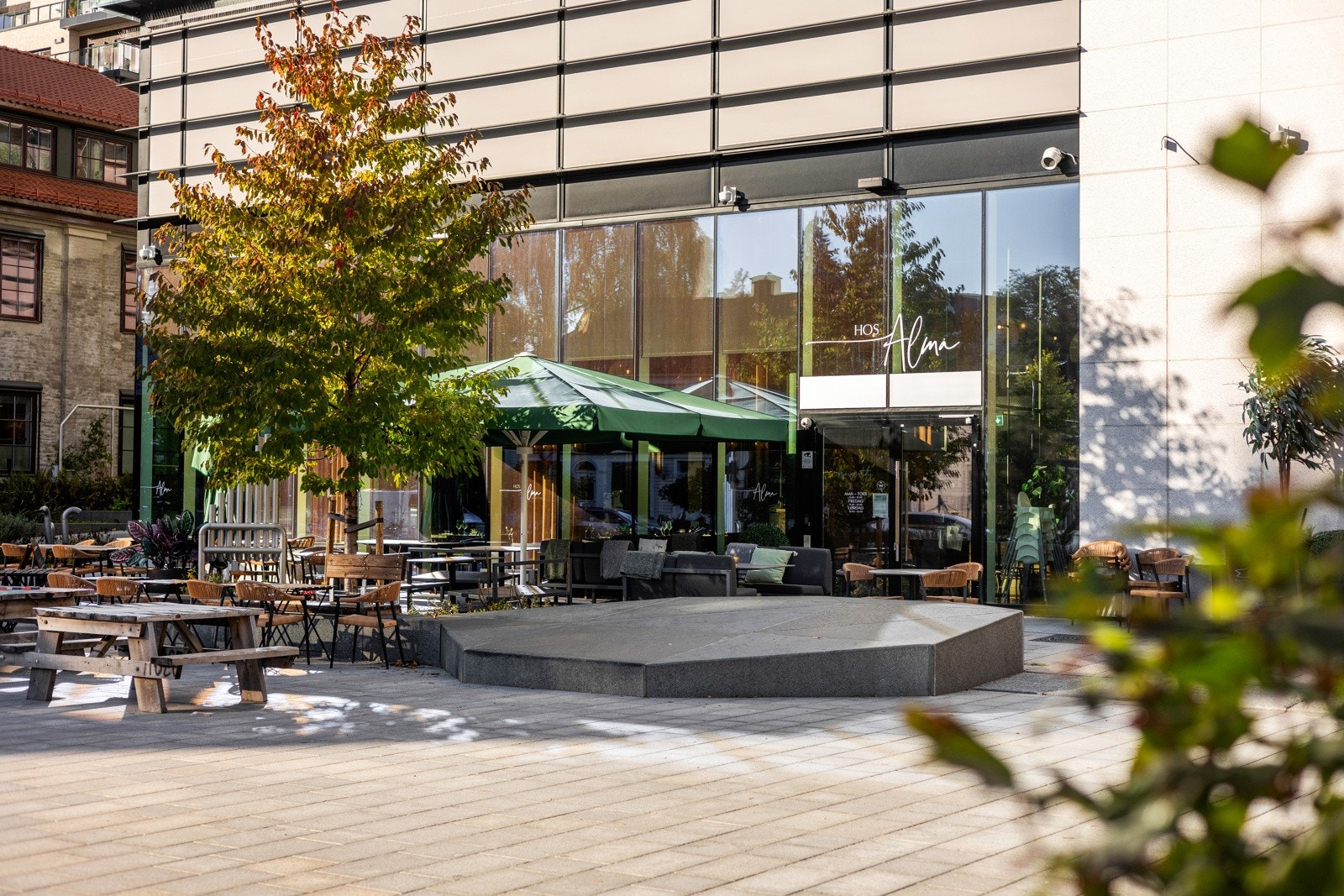 Hos Alma er et hyggelig samlingspunkt hvor man kan nyte en levende meny med retter som har fokus på sesong og variasjon Galleribilde